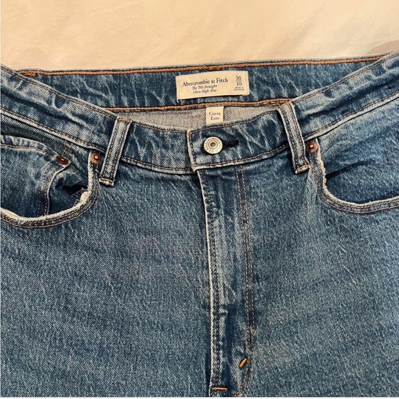 Abercrombie & Fitch Curve Love
Ultra High Rise 90s Straight Jean - Long - Picture 3 of 3